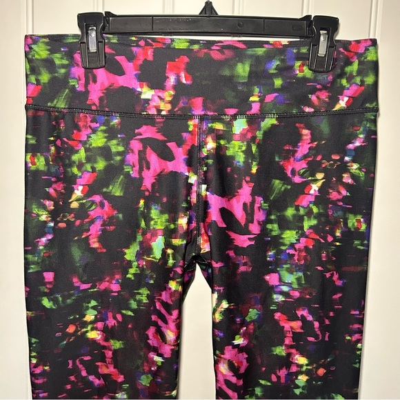 NWT Fabletics Chroma Multi-Colored A Cut Above the Rest Salar Capris Size XL - Picture 3 of 8